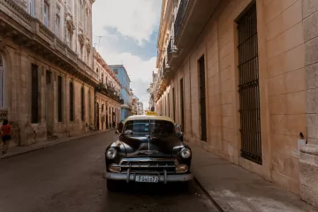 Oldtimer-Taxi fährt durch Havanna