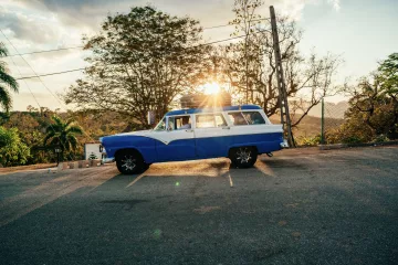 Eine Oldtimer steht vor dem Sonnenuntergang in Kuba