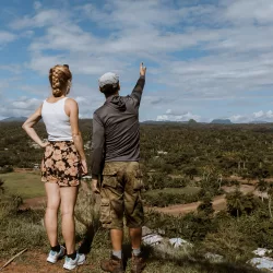 Reisende wandern durch die Sierra Maestra in Kuba